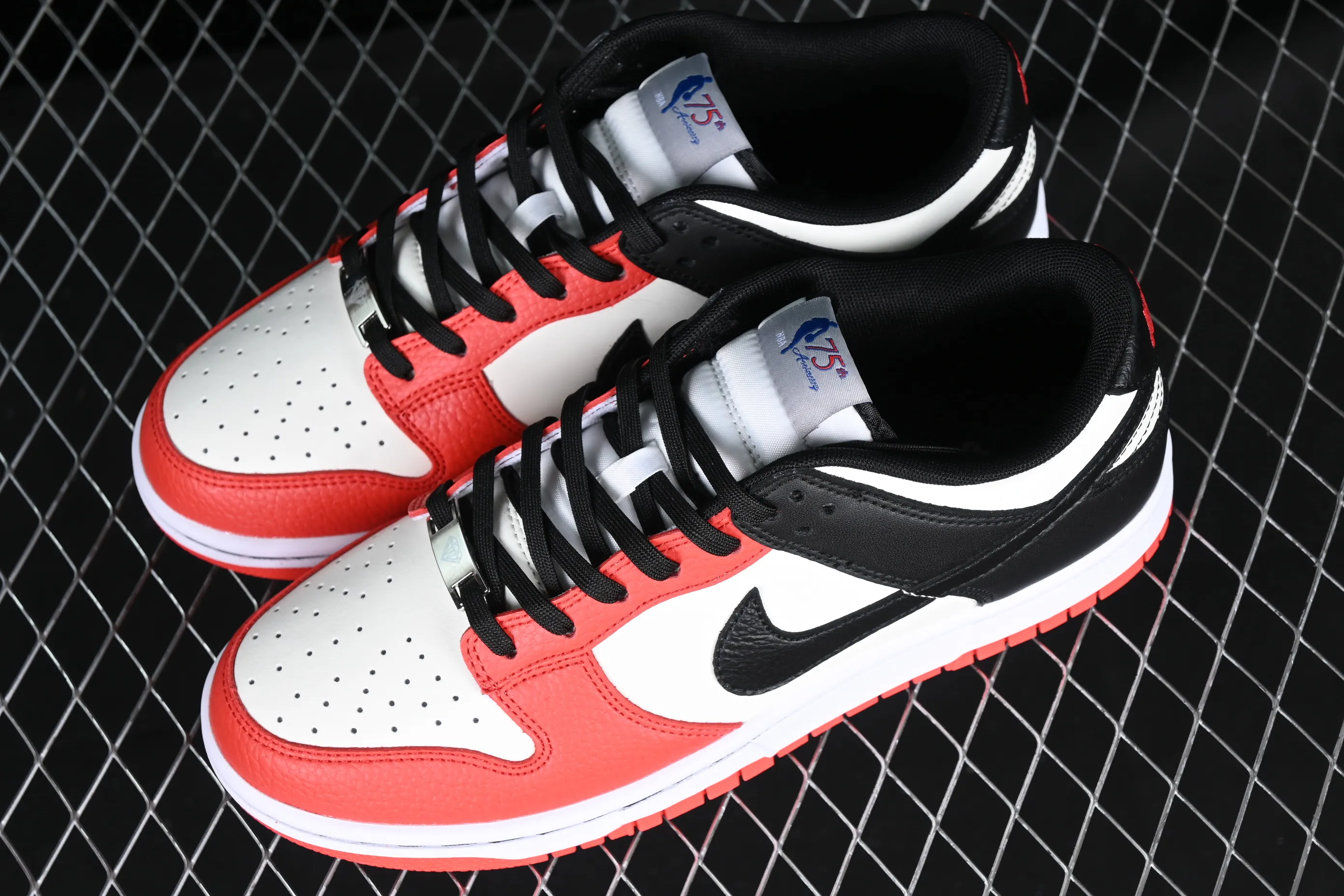 All categories Nk SB Dunk Series Nk SB Dunk Low low-top sneakers NBA x Nk Dunk Low EMB '75th Anniversary' NBA joint SB smashing backboard low-top sneakers DD3363-100